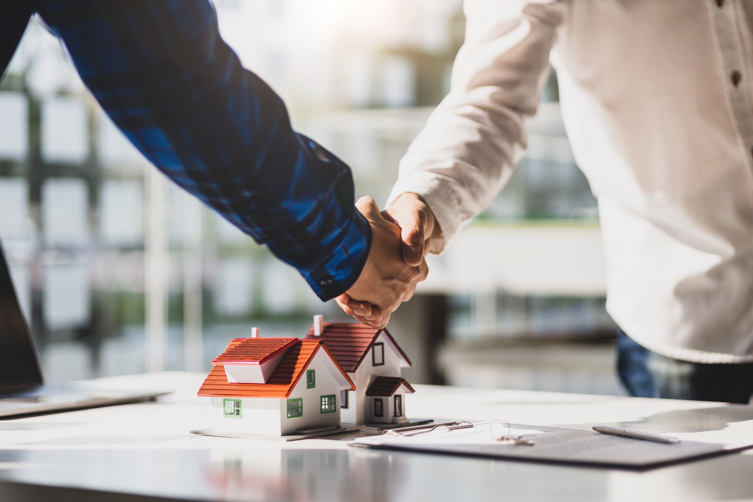 Handschlag nach erfolgreichem Immobilienverkauf