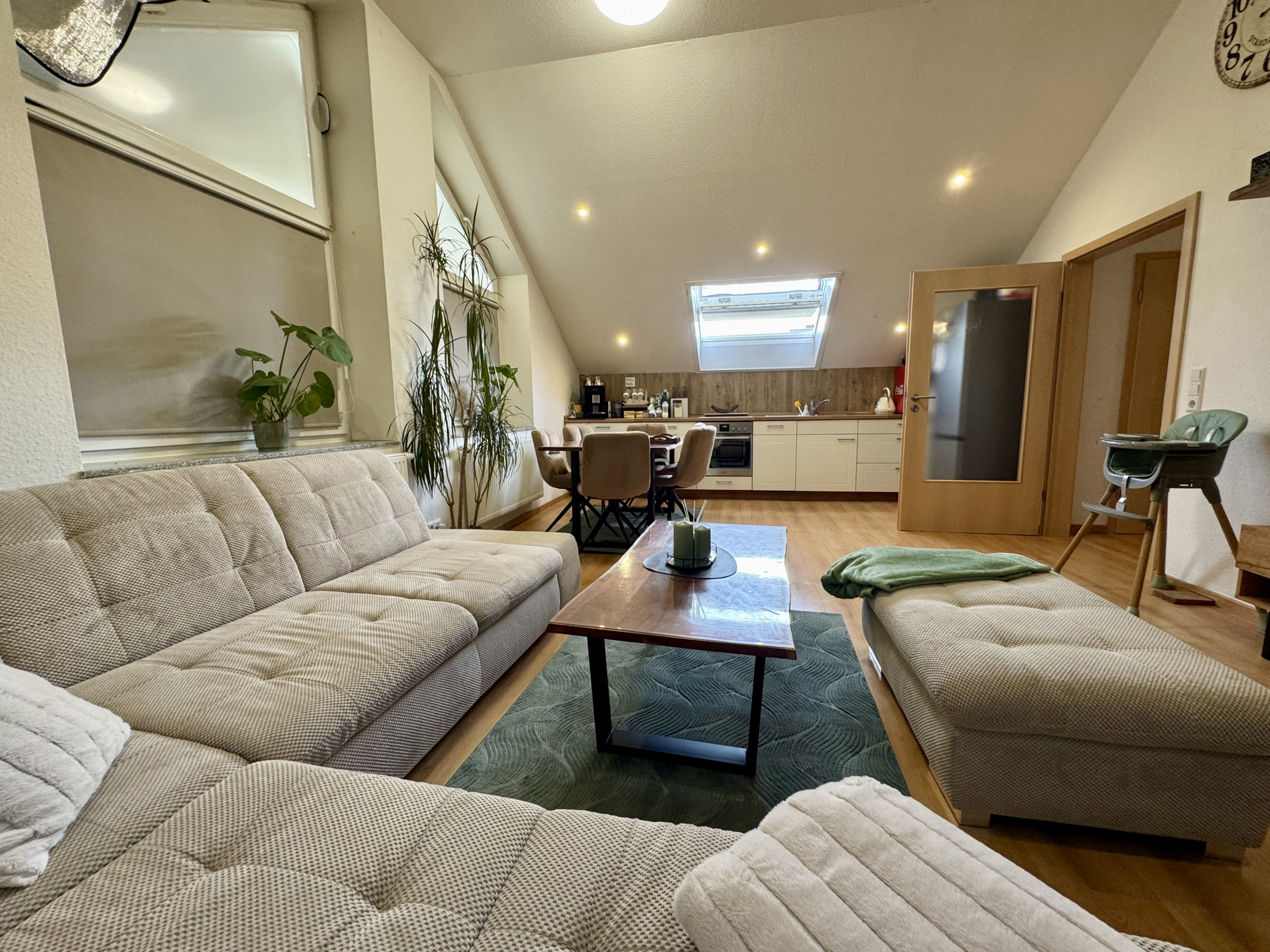 Wohn-/Esszimmer mit Küche DG