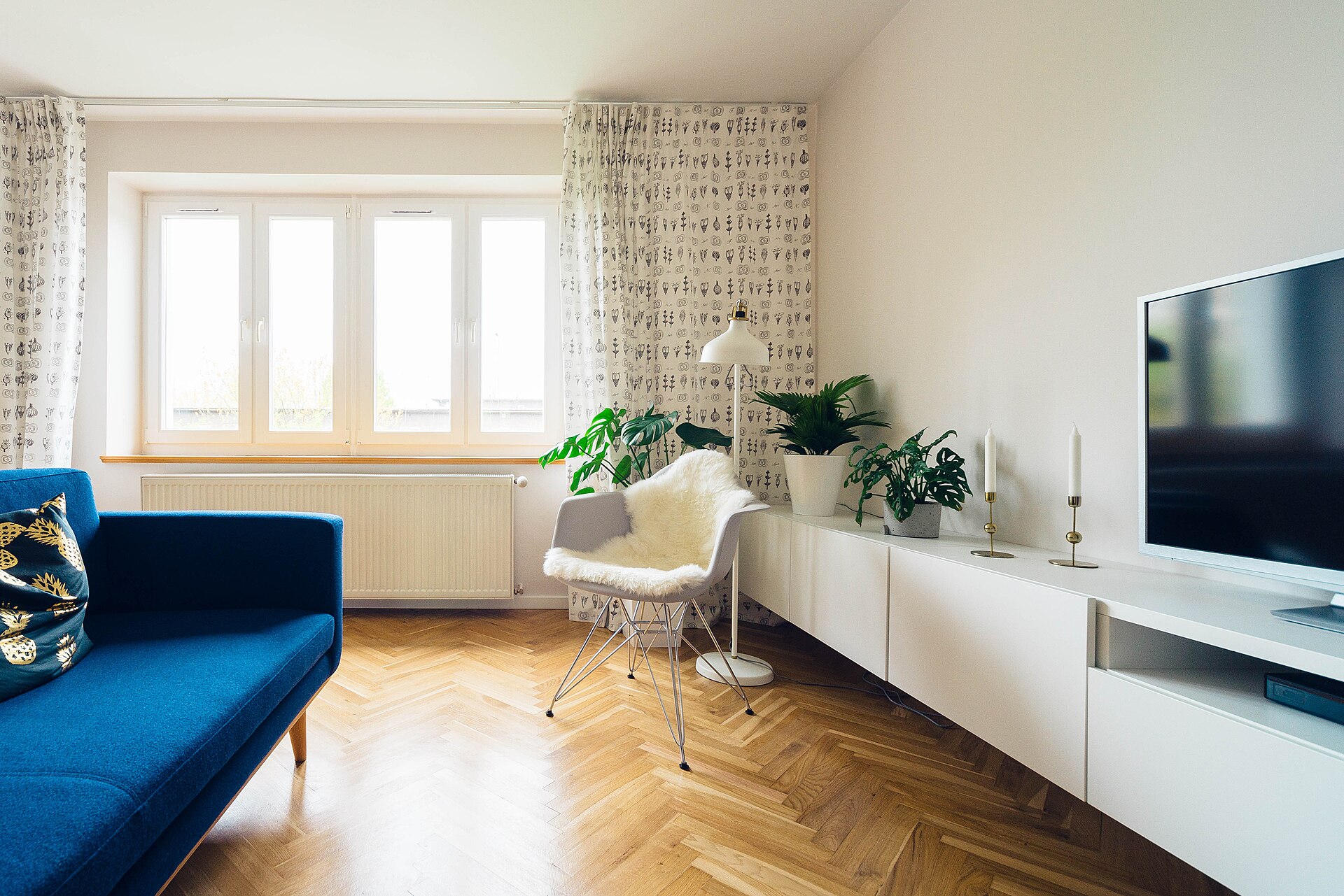 Helles Wohnzimmer einer Mietwohnung